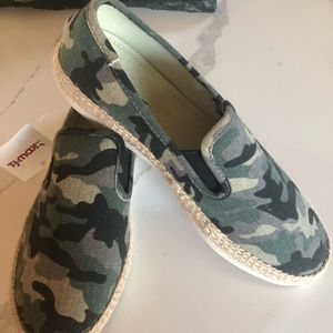 NWT camo flats